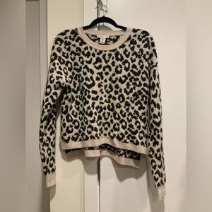 Sweater with leopard print.